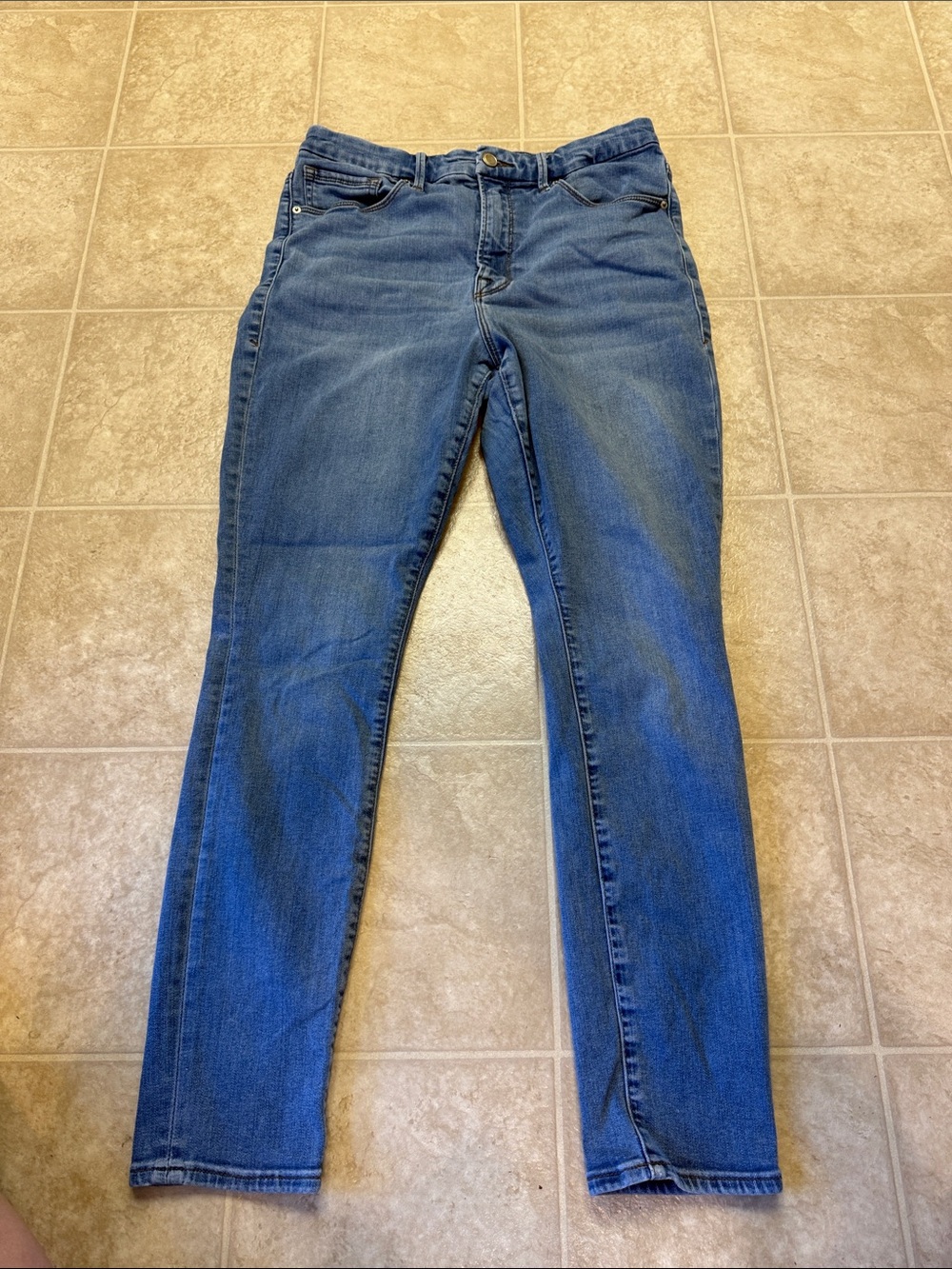 Good American Slim Skinny Jeans in Blue Denim
